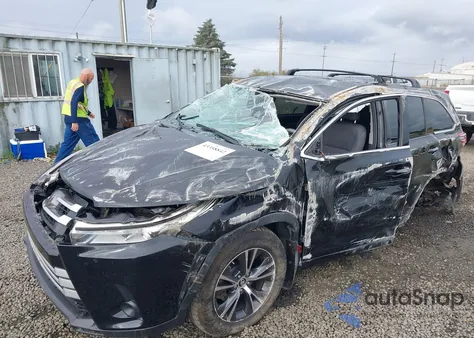 2018 Toyota Highlander Le z USA, uszkodzony, nr VIN 5TDBZRFH2JS861971